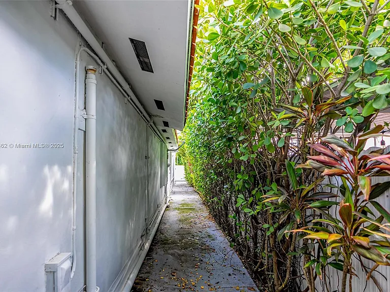 1360 SW 16th St — Photo 34