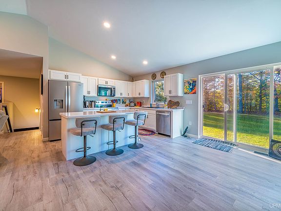 3rd image of 208 Sunset Dr