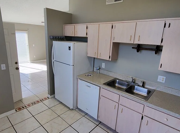 2370 Harbor Town Dr — Photo 4