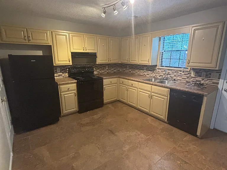 2140 Cheshire Dr — Photo 3