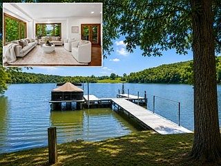 3rd image of 1012 S Wrights Ct
