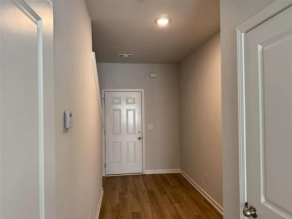 4 bed, 2.5 bath, 1800 sqft, $2,275 — Photo 3