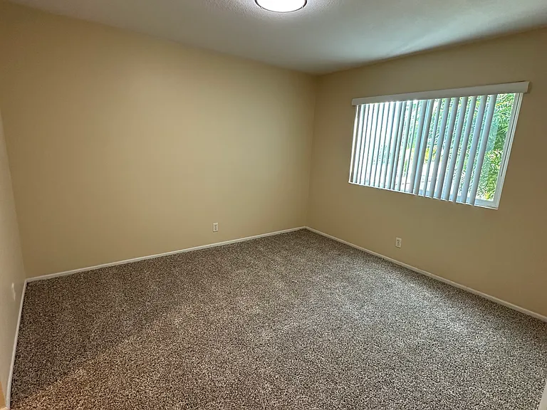 Amberwood Garden Apartments — Photo 37