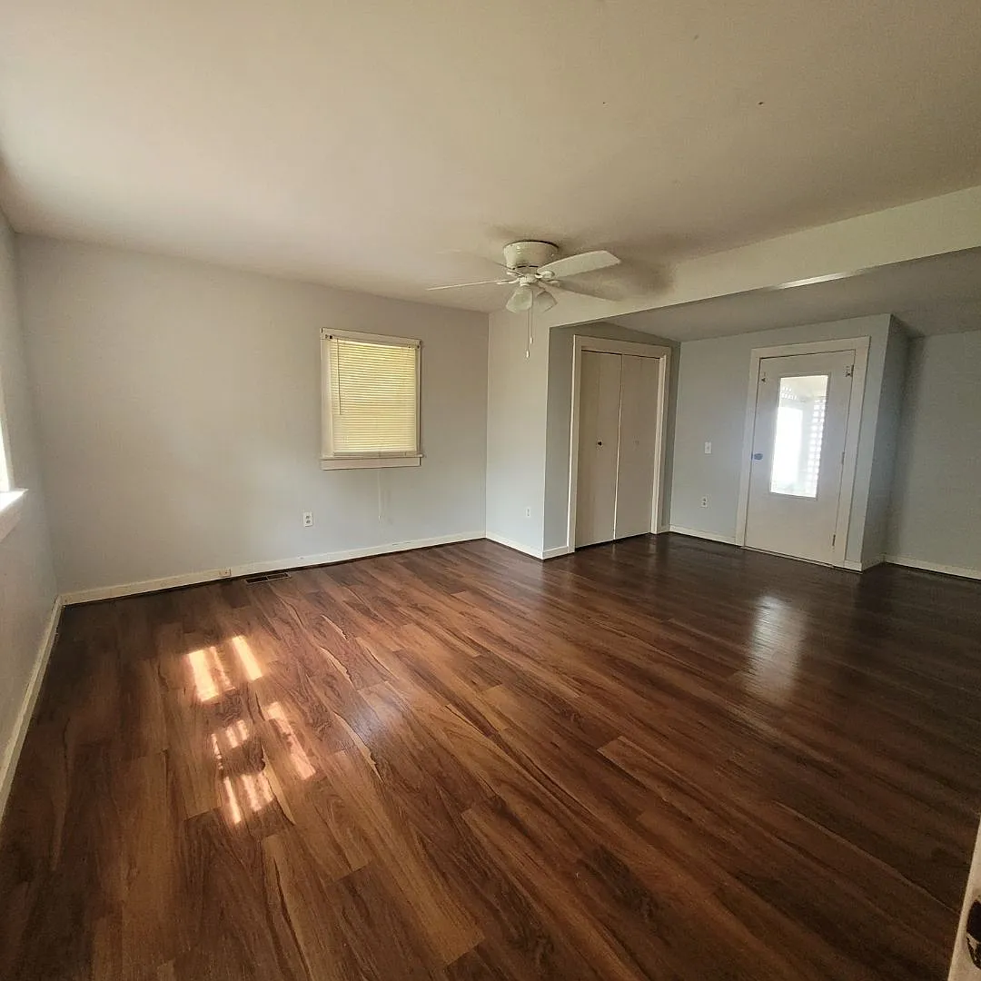$1450 - 3 bed 2 bath - Single Family Home — Photo 2