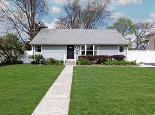 412 1st Ave, Bayport, NY 11705