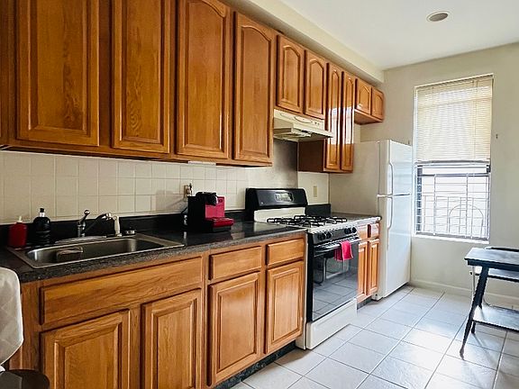 4th image of 752 Coney Island Ave #000003