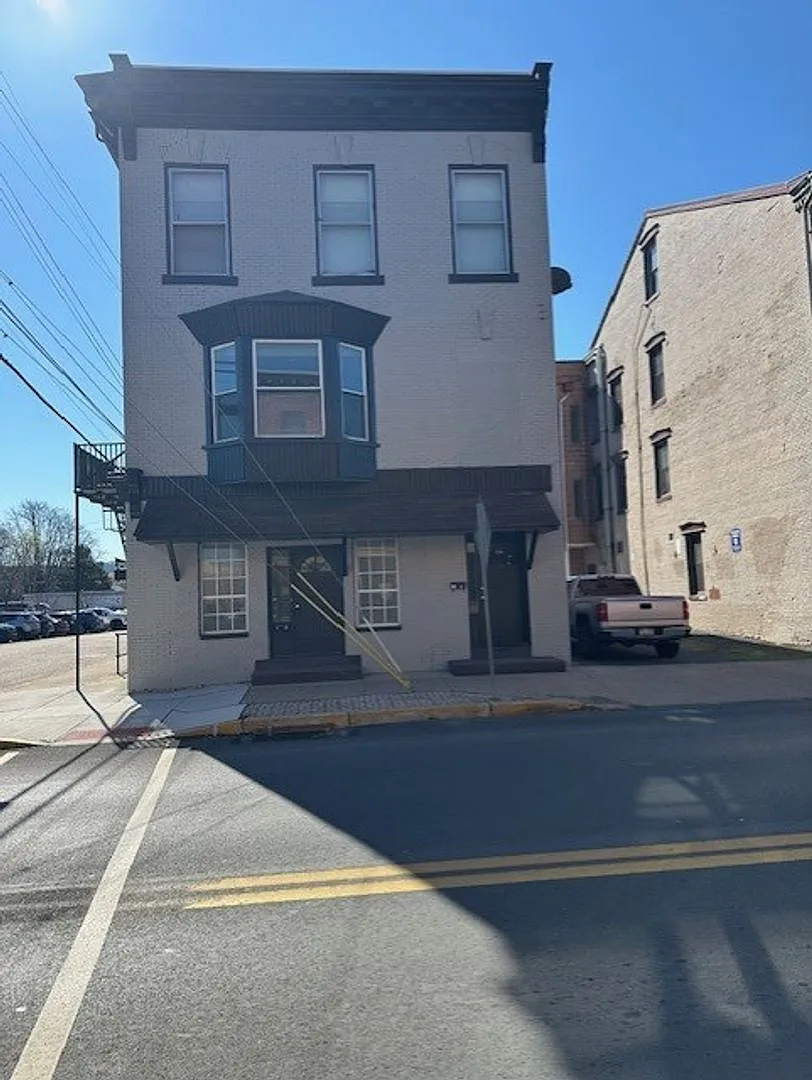 Newport School District 1st Floor 1 Bedroom 1 Bathroom Apartment For Rent. — Photo 1