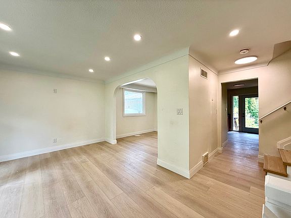 4th image of 25 Meadowbrook Cres #1