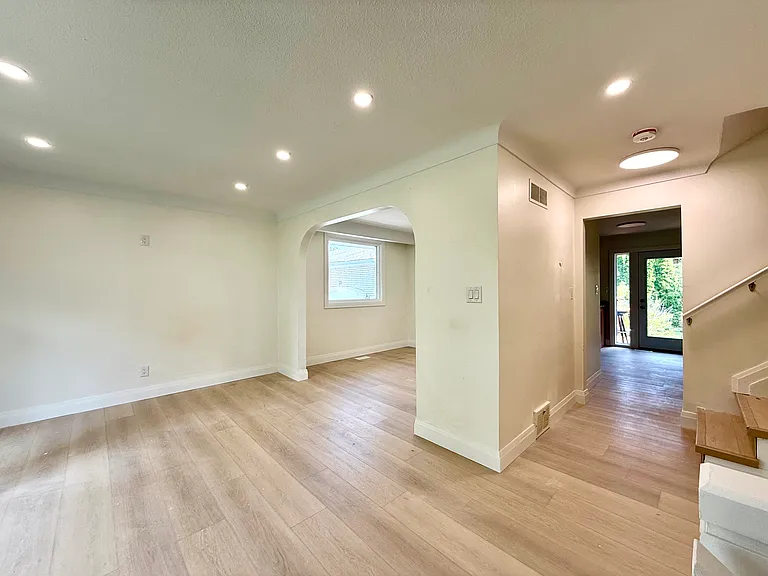 25 Meadowbrook Cres #1 — Photo 4