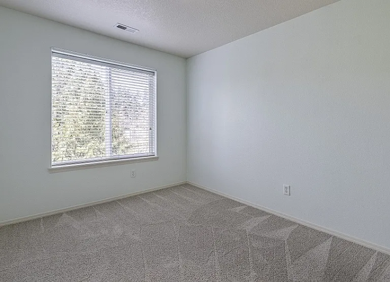 909 SE Sacha Pl — Photo 15