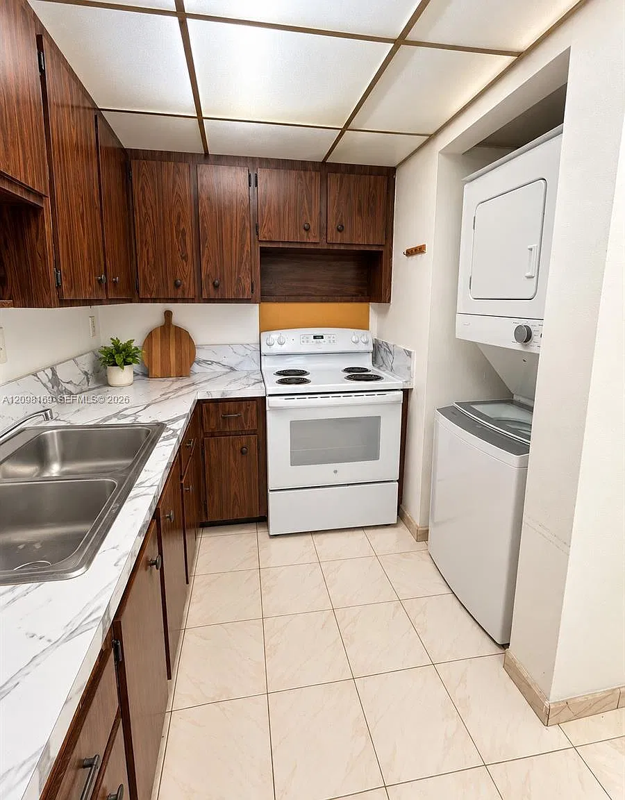 Samari Lake East Condo — Photo 4