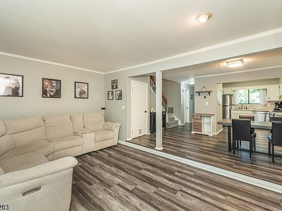 3rd image of 22 Indian Spring Ln