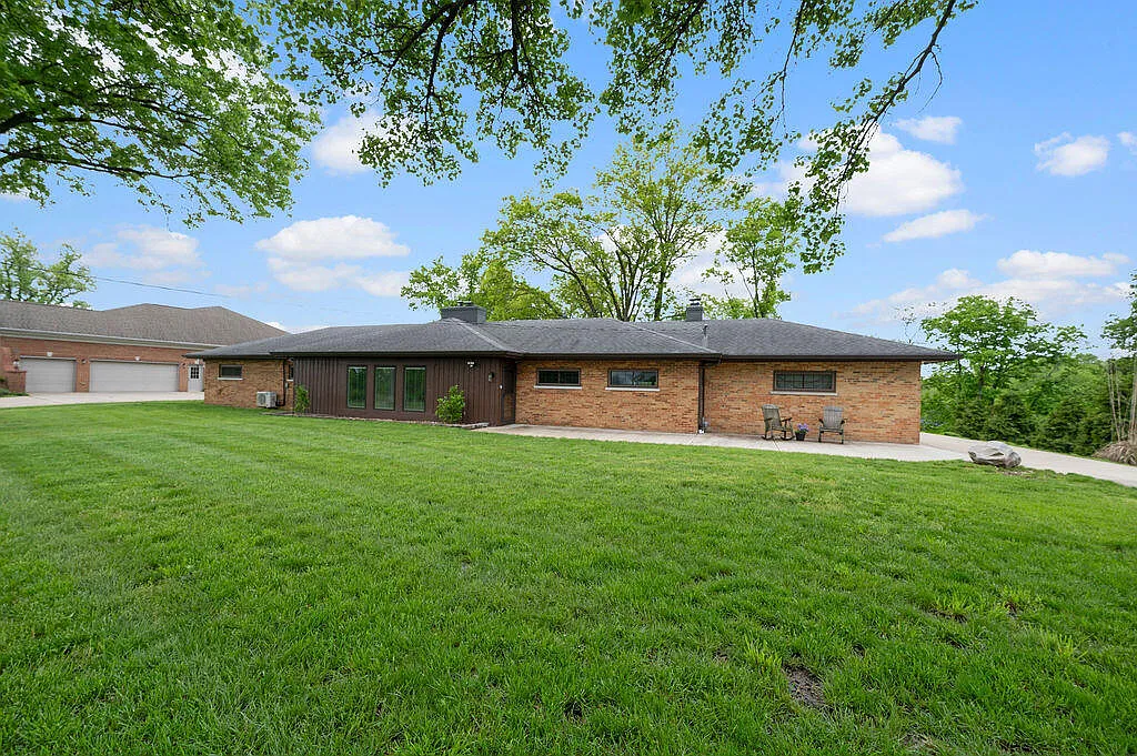 3113 Brookwood Dr photo 1