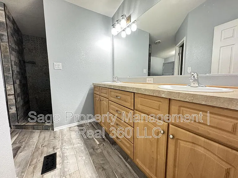 4879 N Monterey Dr — Photo 7