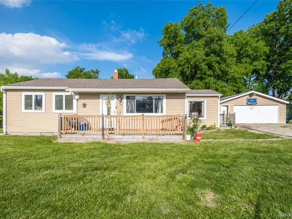 3431 Griffith Ct, Burton, MI 48529