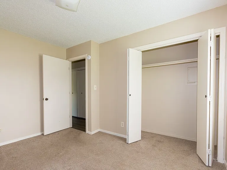 W Lillian St Fourplex — Photo 45
