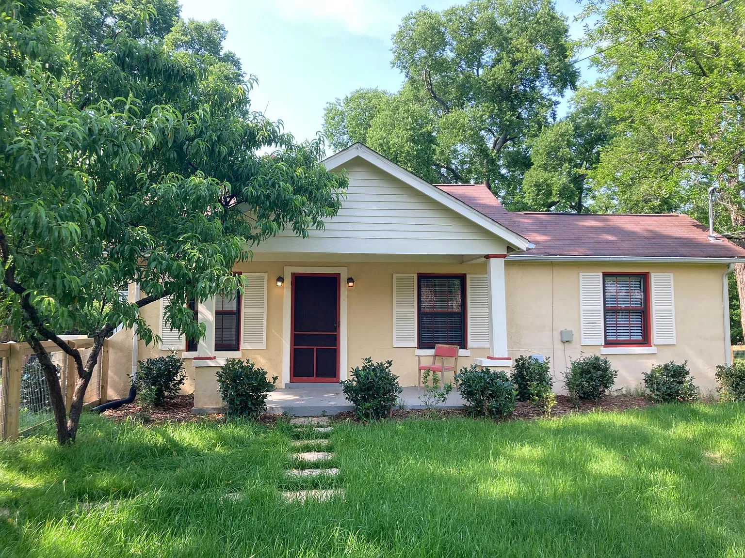 3 bed, 1100 sqft, $2,412 — Photo 2
