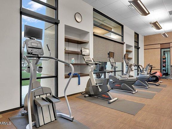 3rd image of 2033 E Saddlebrook Rd