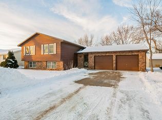 1014 W Prairie St, Belle Plaine, MN 56011