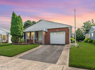 6 Brisbane Ct, Toms River, NJ 08757