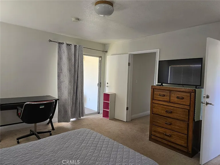 2646 Military Ave — Photo 10