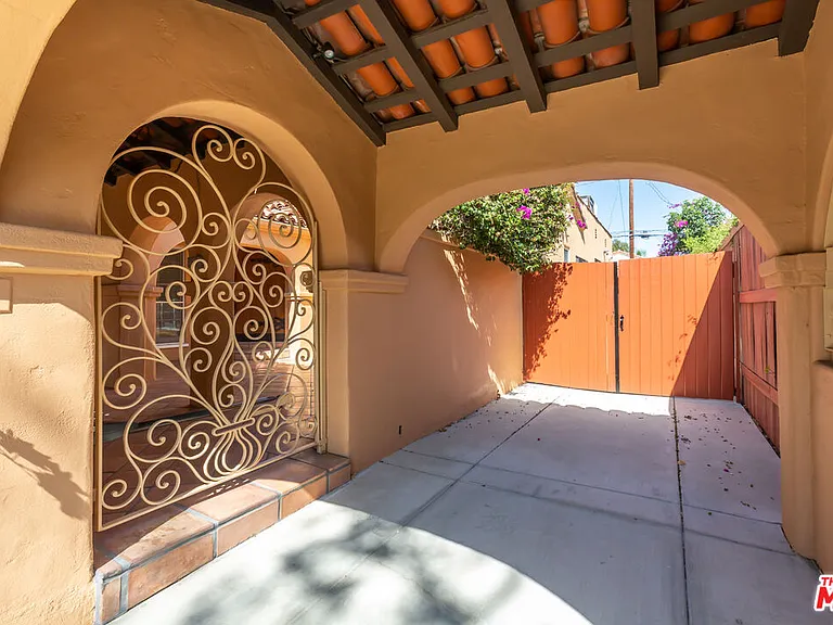 252 S Canon Dr — Photo 3