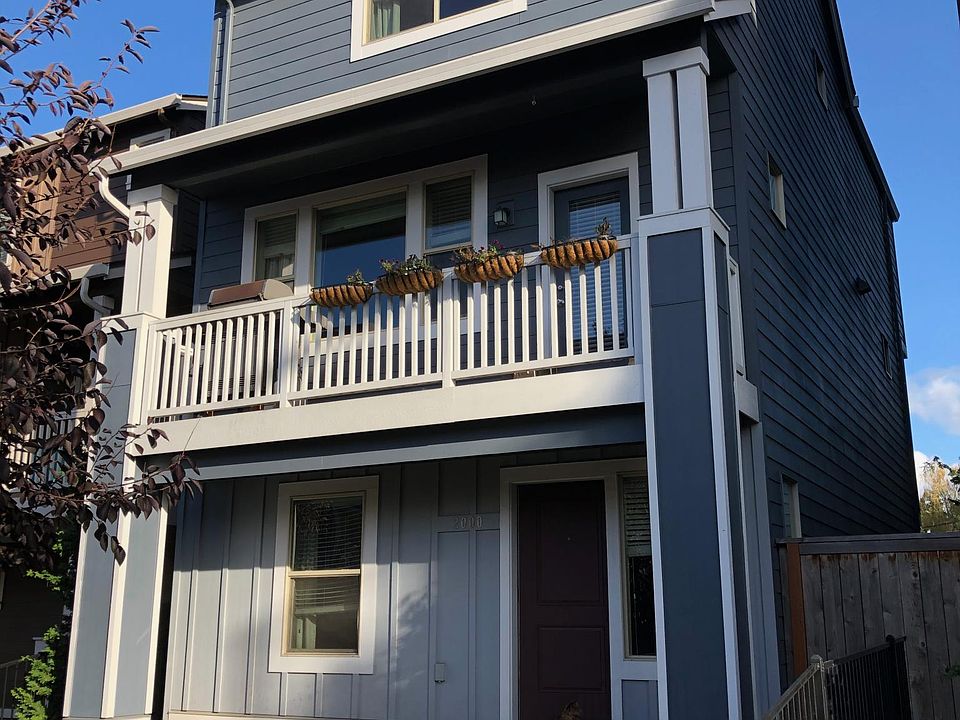 Welcome home! The small front yard is fully fenced and 100% maintained by the HOA.