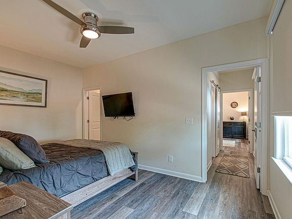 4th image of 2135B Ashwood Ave