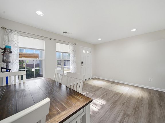 5th image of 10 Aronia Ct