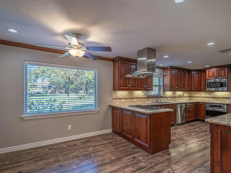 17615 Swansbury Dr — Photo 23