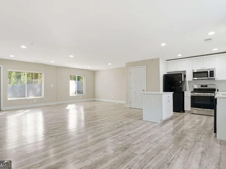 1735 Carter Cir — Photo 4
