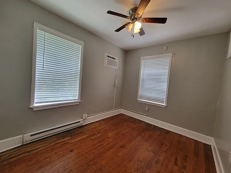 205 16th Ave NE #5 — Photo 3