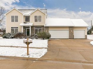 2235 Wolf Creek Trl, Hiawatha, IA 52233