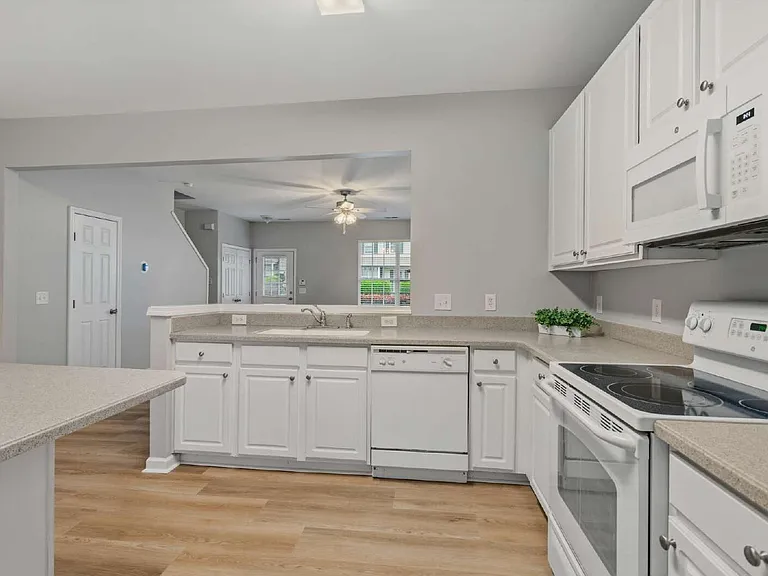 8515 Mount Valley Ln — Photo 16