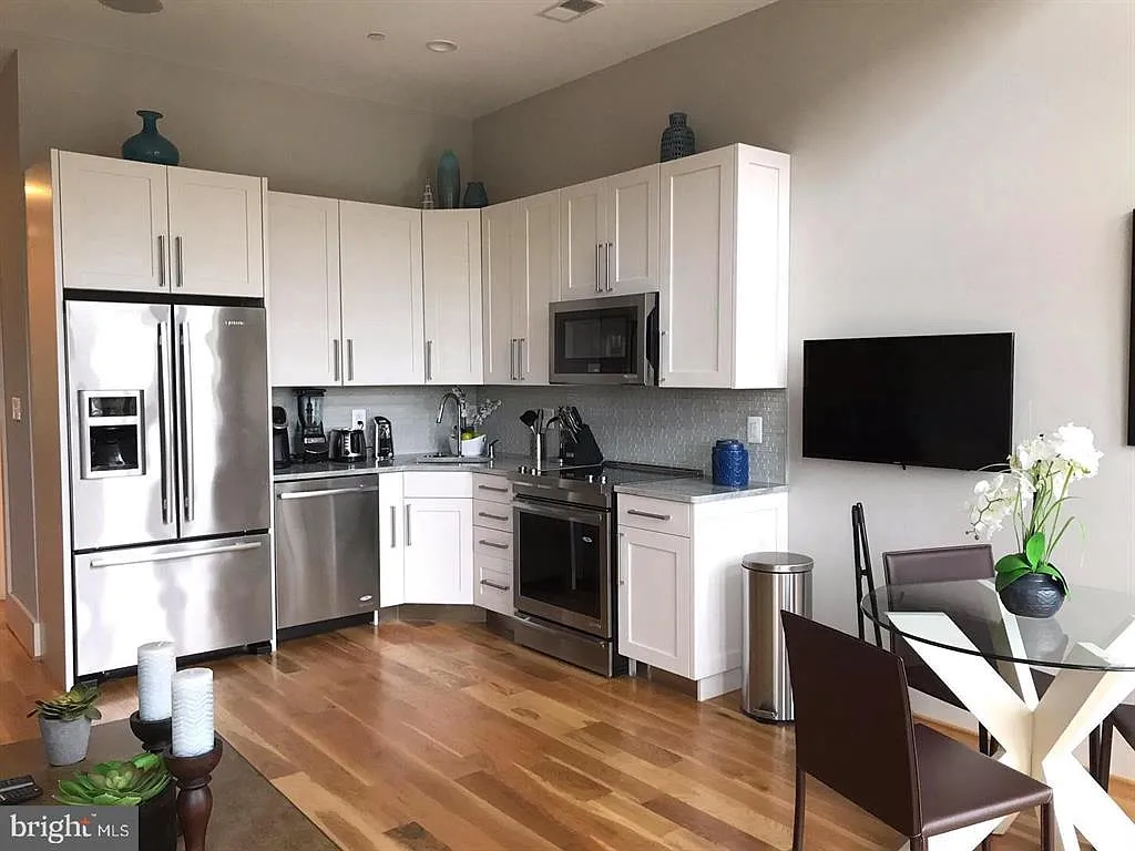 2 bed, 950 sqft, $4,200 — Photo 2