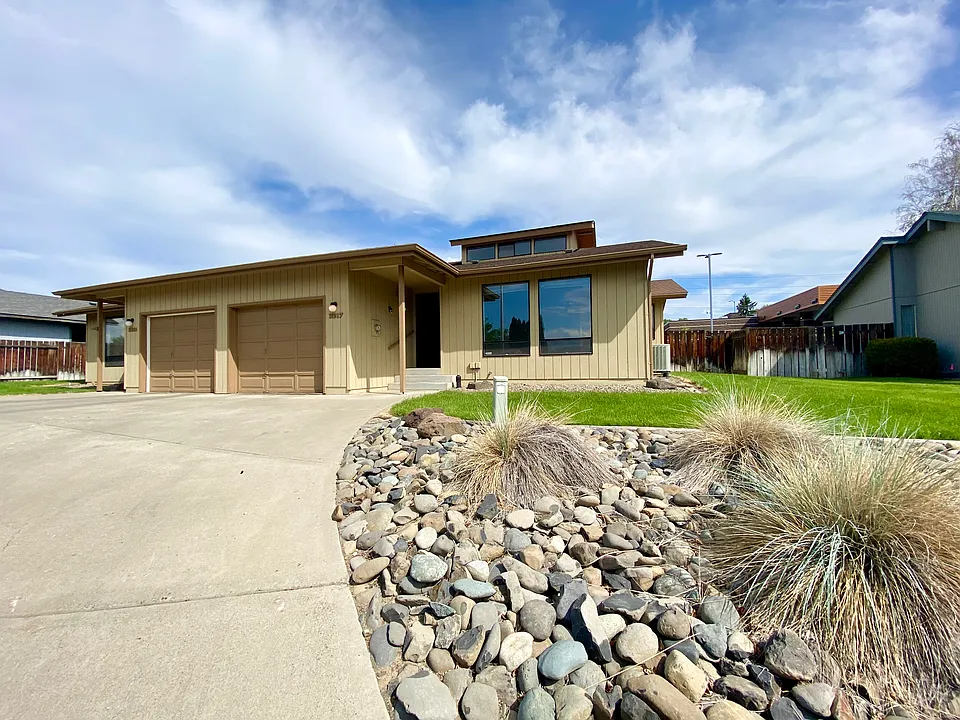 3217 Vincenta Dr