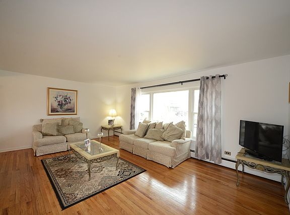 3rd image of 903 Elsie Dr