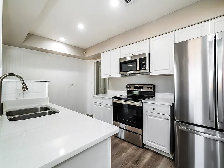 1033 Campbell Ave — Photo 8
