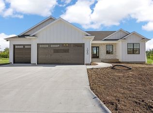 1986 Royal Oak Ridge Rd, Marion, IA 52302