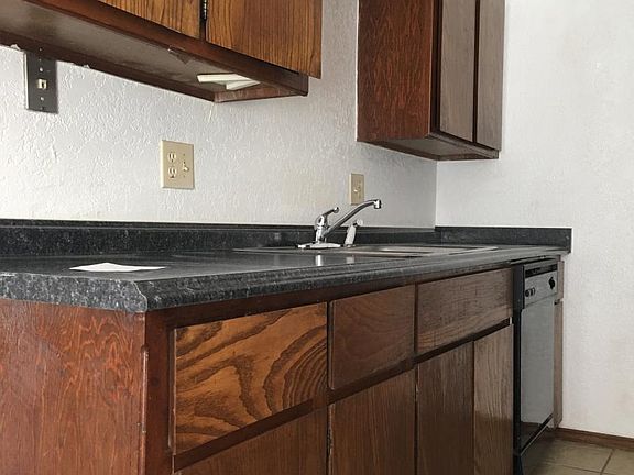 Kitchen - marble like countertops