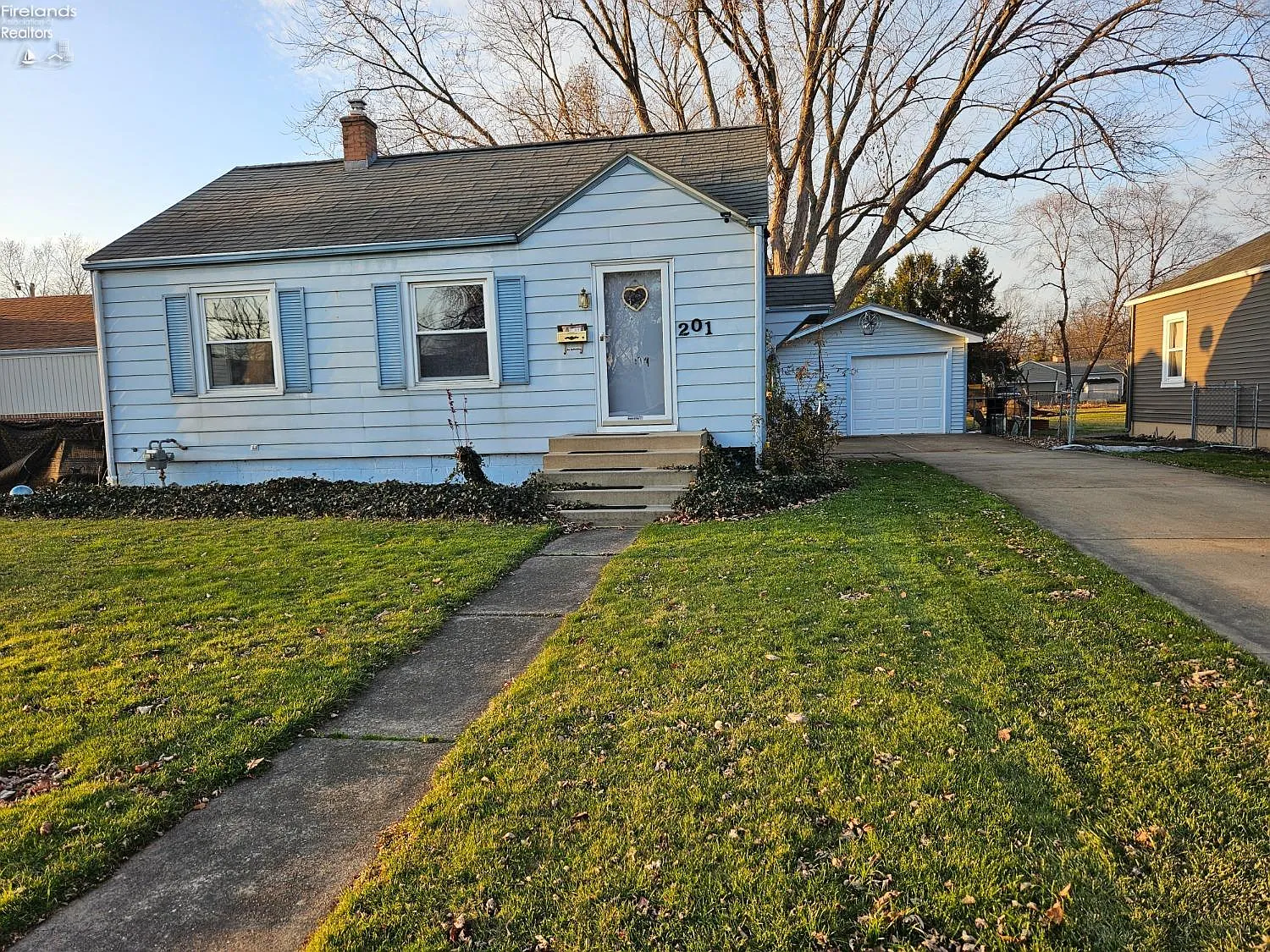 201 Schiller Ave photo 1