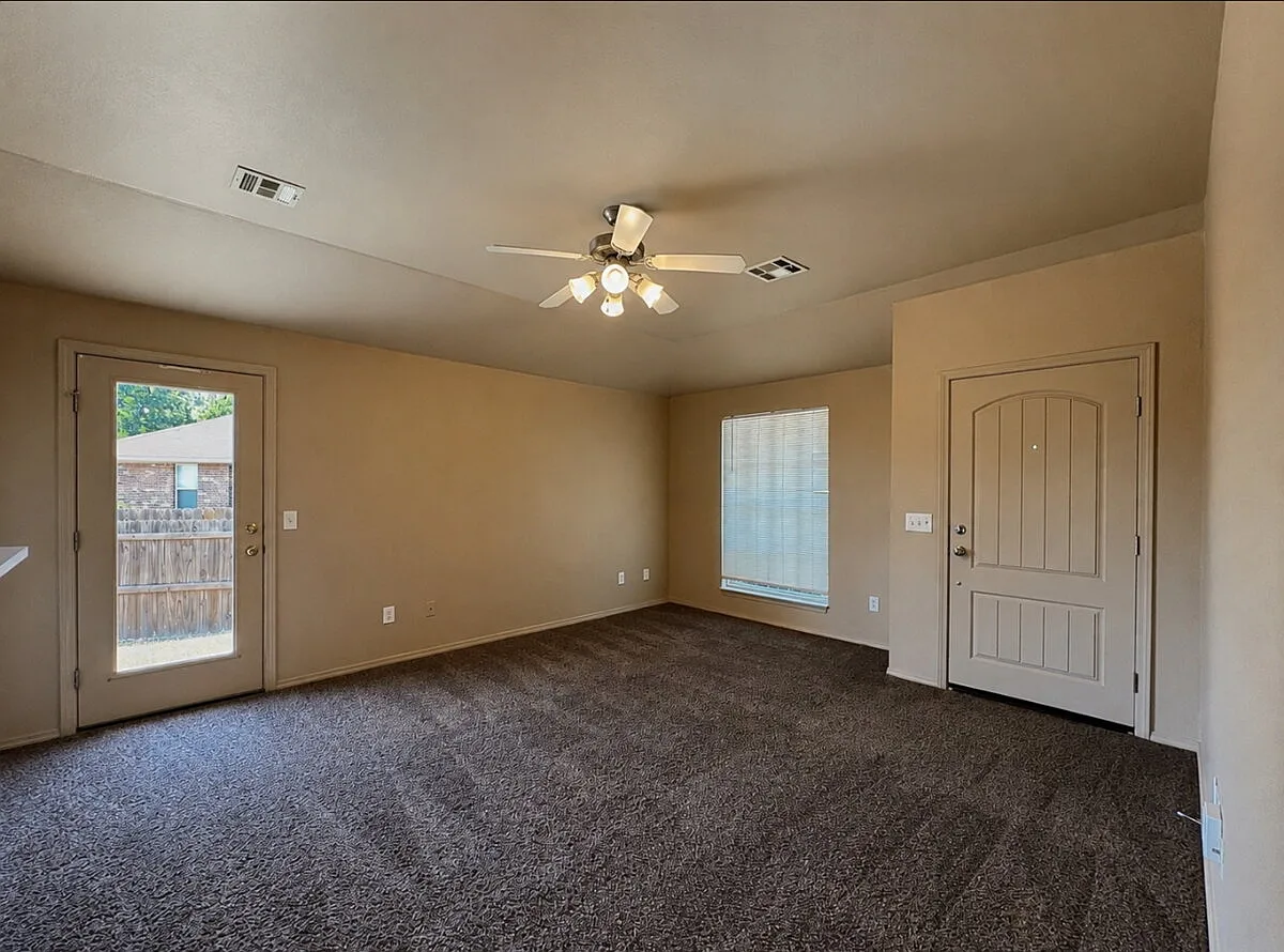 3 bed, 2.0 bath, 1147 sqft, $1,395 — Photo 2