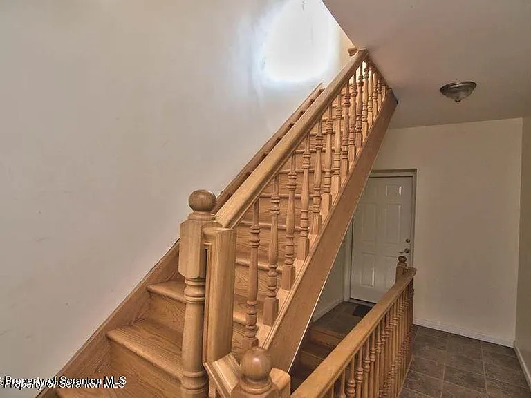 533 Quincy Ave — Photo 11