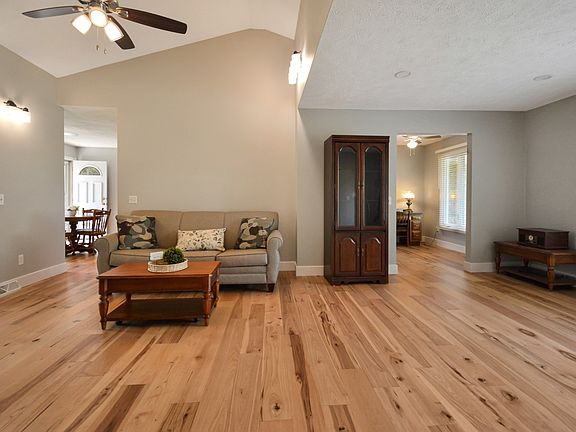 4th image of 104 S Williamsburg Dr