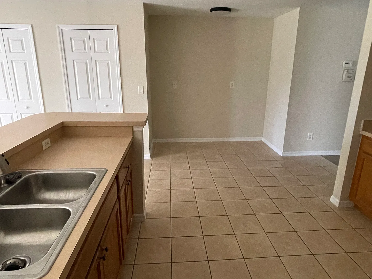 3 bed, 1927 sqft, $1,900 — Photo 3