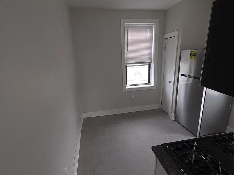 117 Sanford Pl — Photo 2