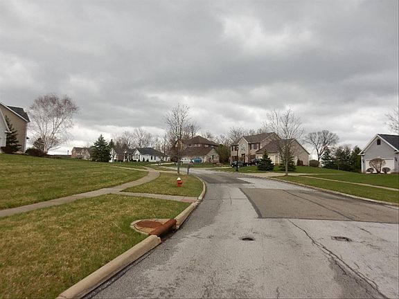 4th image of 833 Woodhaven Dr