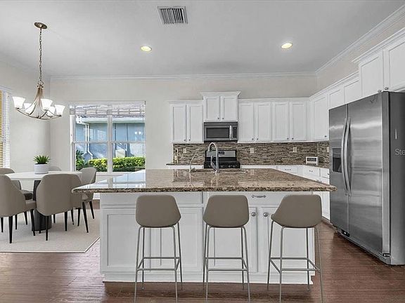 5th image of 904 Riverscape St