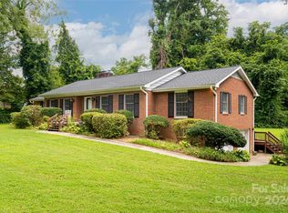 106 Yardley Ct, Hendersonville, NC 28739