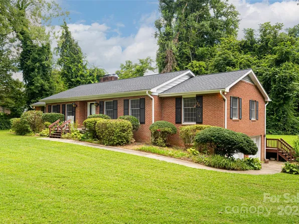 106 Yardley Ct, Hendersonville, NC 28739